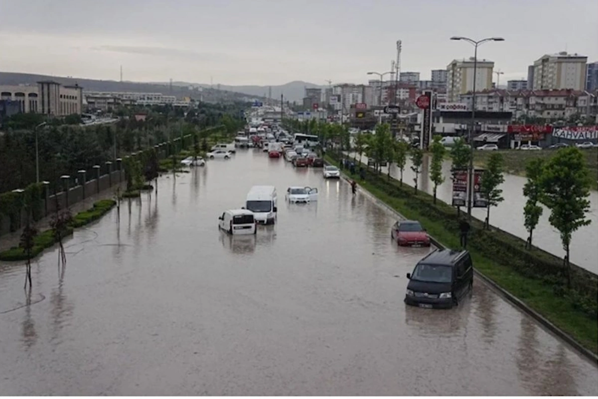Güclü leysan nəticəsində Ankara küçələrini sel suları basıb