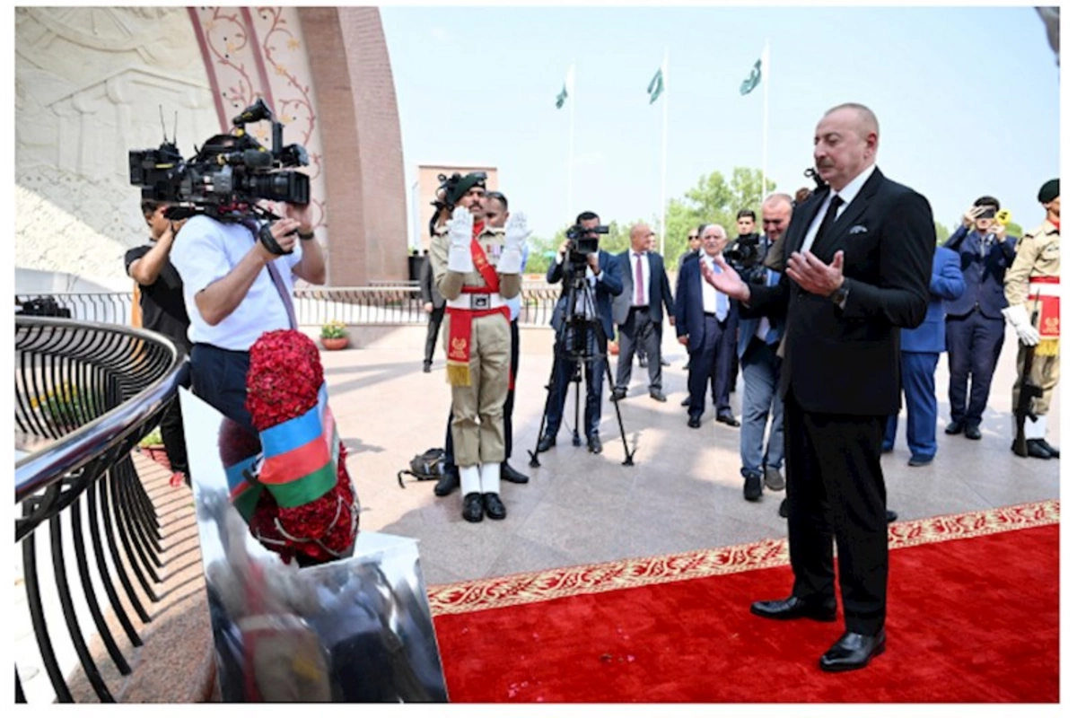 İlham Əliyev İslamabadda milli abidəni ziyarət etdi — FOTOLAR (YENİLƏNİB)