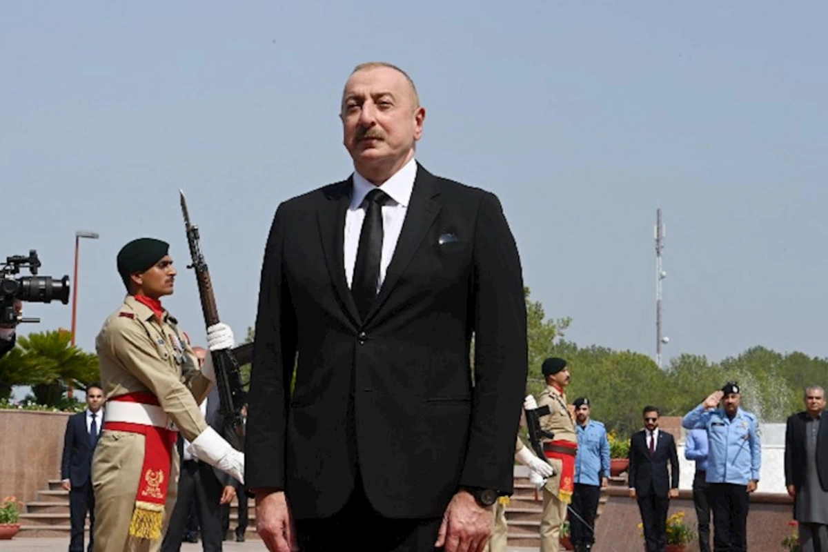 İlham Əliyev İslamabadda hərbi sərgi ilə tanış olub
