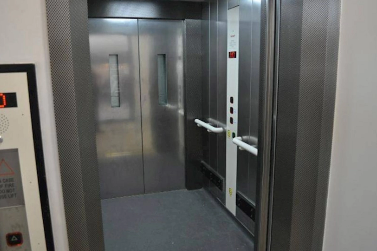 Sərnişinlərin olduğu lift 12-ci mərtəbədən düşüb