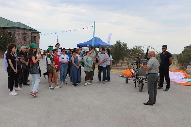 Təmizlik aksiyası və tullantılardan hazırlanmış əl işlərinin sərgisindən FOTOLAR