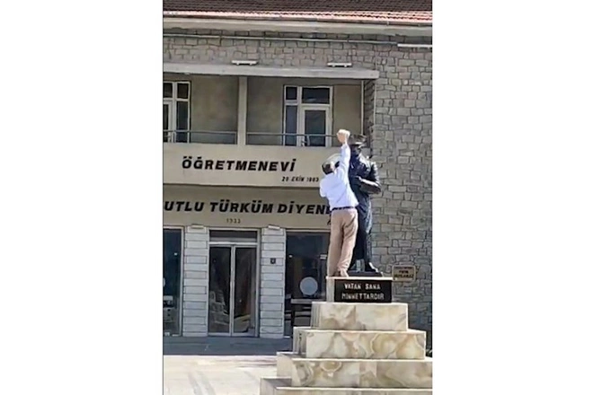 Atatürkün heykəlinə daş atan şəxs saxlanıldı — FOTO Atatürkün heykəlinə daş atan şəxs saxlanıldı — FOTO