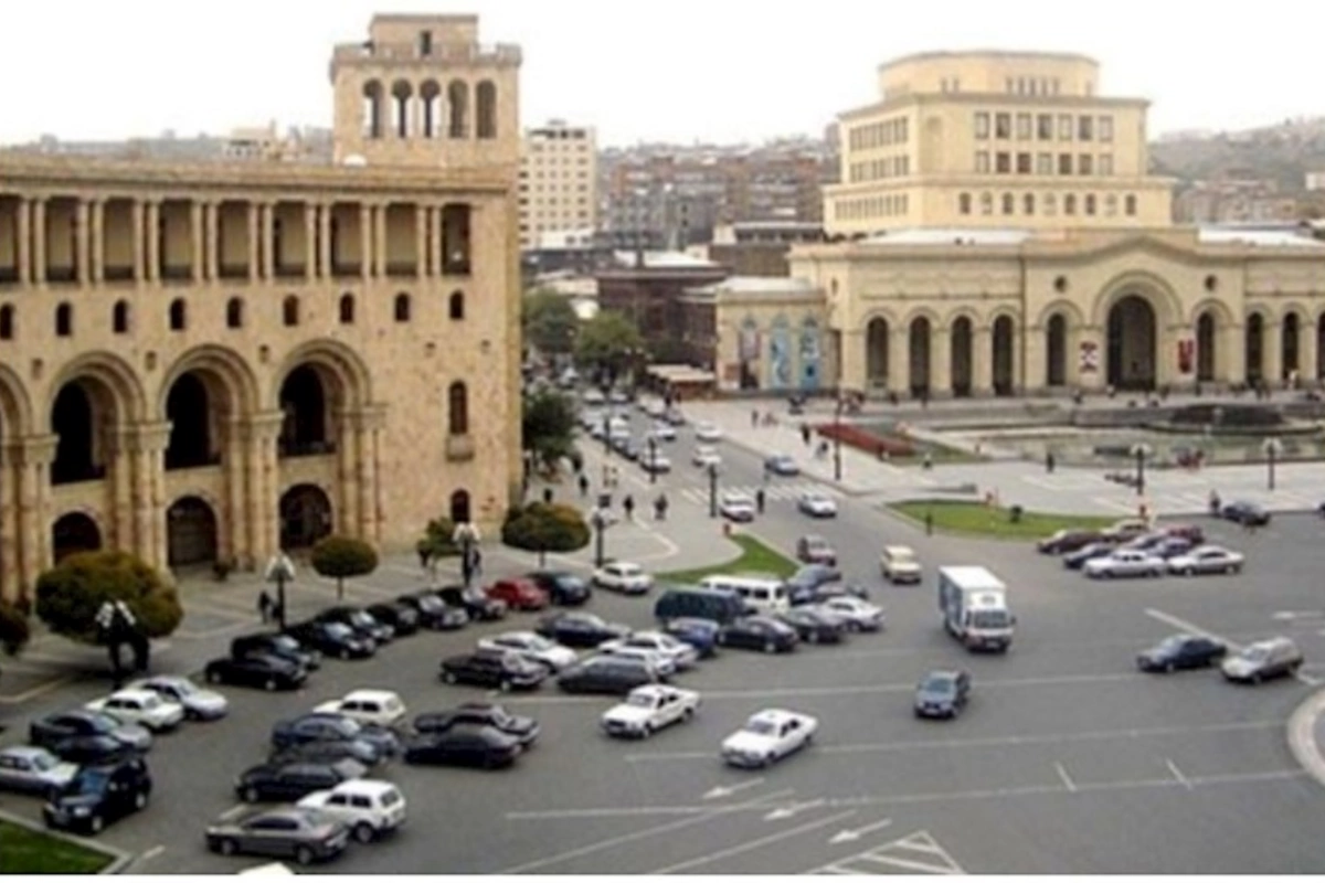 Azərbaycan nömrə nişanlı avtomobil Ermənistanda — FOTO