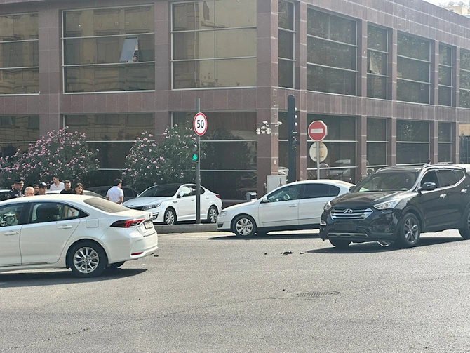 Bakının mərkəzində avtomobillər toqquşdu — FOTOLAR Bakının mərkəzində avtomobillər toqquşdu — FOTOLAR