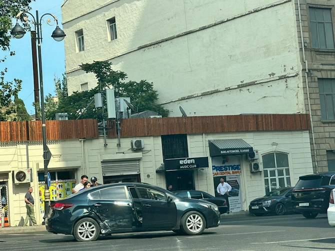 Bakının mərkəzində avtomobillər toqquşdu — FOTOLAR Bakının mərkəzində avtomobillər toqquşdu — FOTOLAR