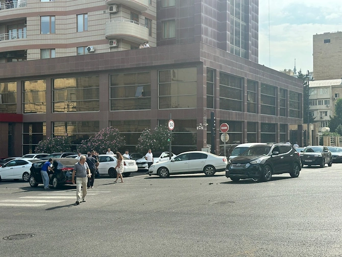 Bakının mərkəzində avtomobillər toqquşdu — FOTOLAR Bakının mərkəzində avtomobillər toqquşdu — FOTOLAR