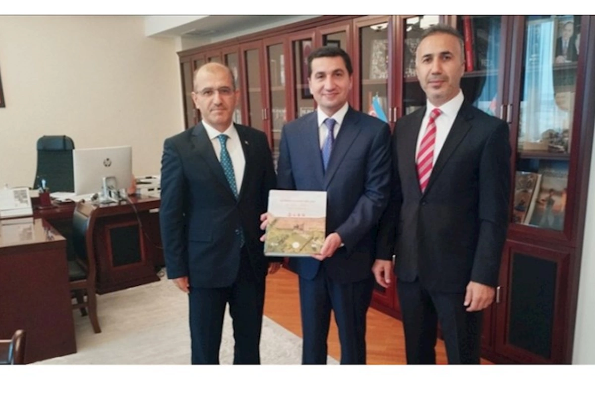 “Azərbaycanın sirləri” kitabı Hikmət Hacıyevə təqdim olunub