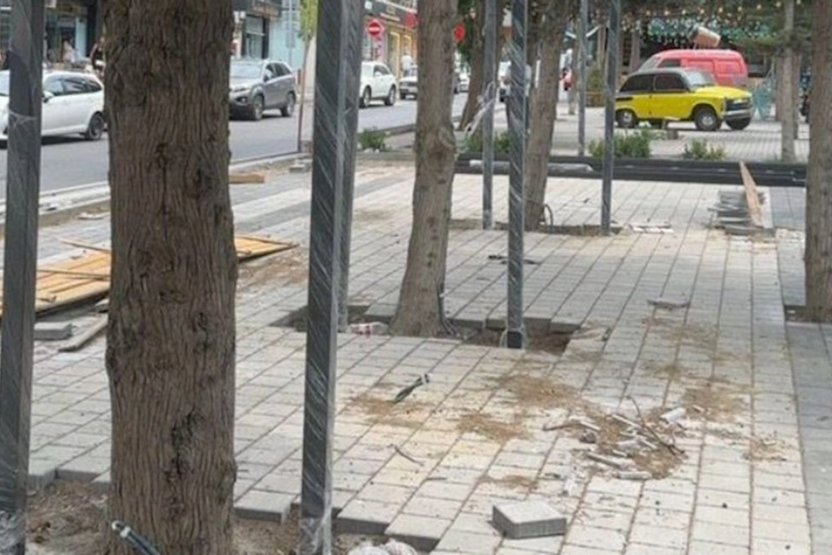 Bakının mərkəzində qanunsuz quraşdırılan konstruksiya söküldü — FOTOFAKT