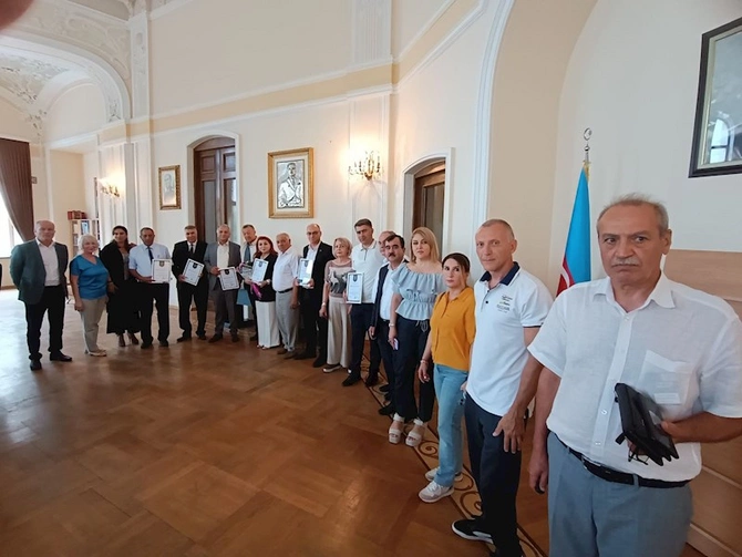 Həsən bəy Zərdabi mükafatı və AJB-nin üzvlük vəsiqəsi Elşad Paşasoya təqdim olundu — FOTOLAR