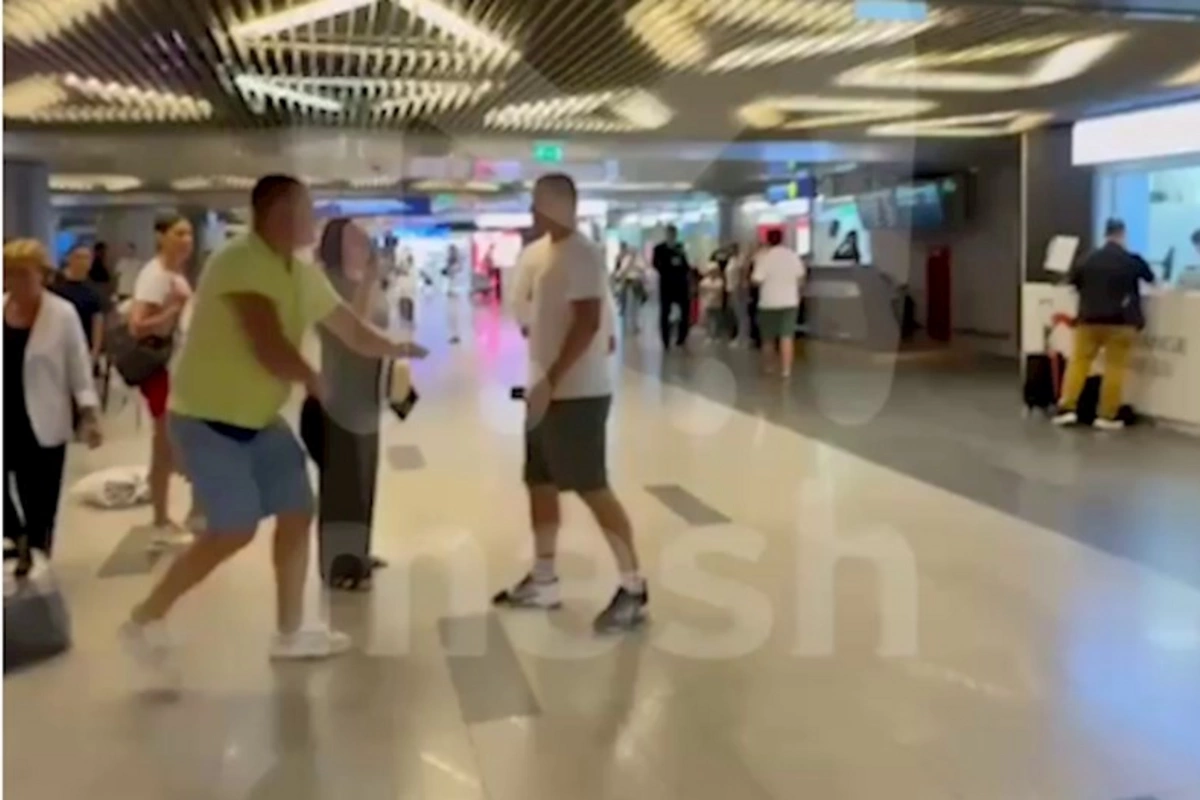 Rusiyalı MMA döyüşçüsü aeroportda turisti döyüb