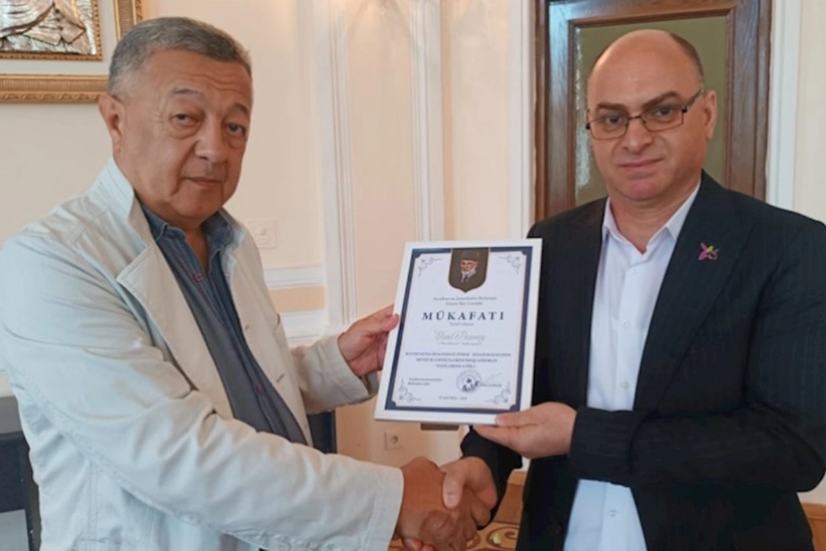 Həsən bəy Zərdabi mükafatı və AJB-nin üzvlük vəsiqəsi Elşad Paşasoya təqdim olundu — FOTOLAR