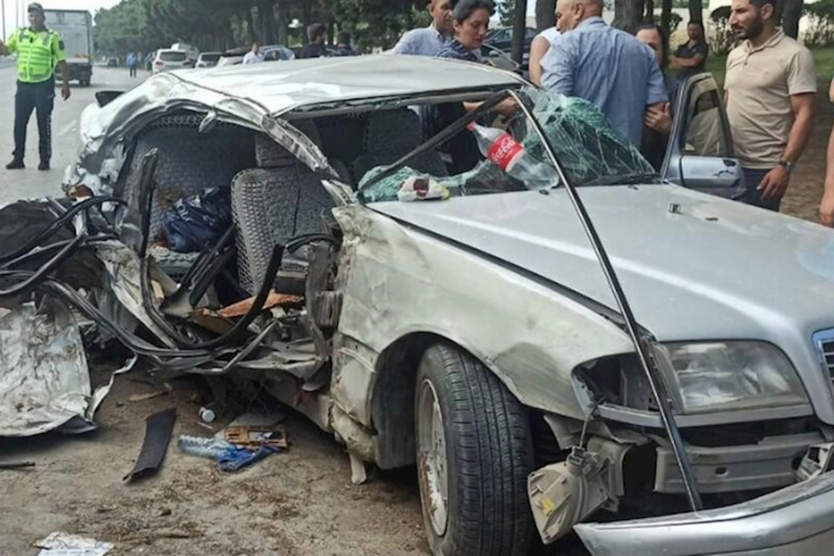 Bakı-Sumqayıt yolunda maşın ağaca çırpılıb: 2 nəfər öldü