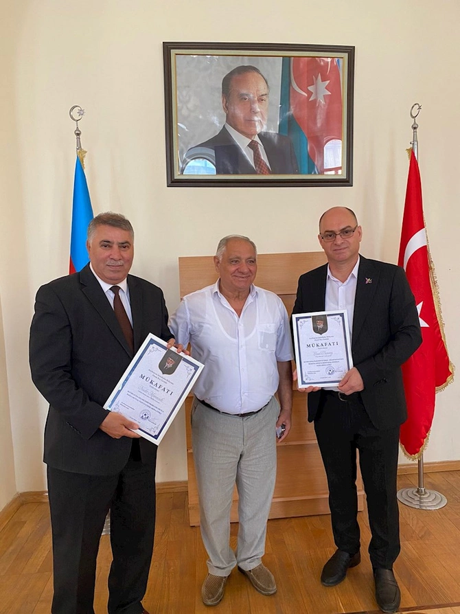 Həsən bəy Zərdabi mükafatı və AJB-nin üzvlük vəsiqəsi Elşad Paşasoya təqdim olundu — FOTOLAR