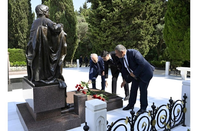 Mətbuat nümayəndələri Heydər Əliyevin məzarını ziyarət etdilər — FOTOLAR Mətbuat nümayəndələri Heydər Əliyevin məzarını ziyarət etdilər — FOTOLAR