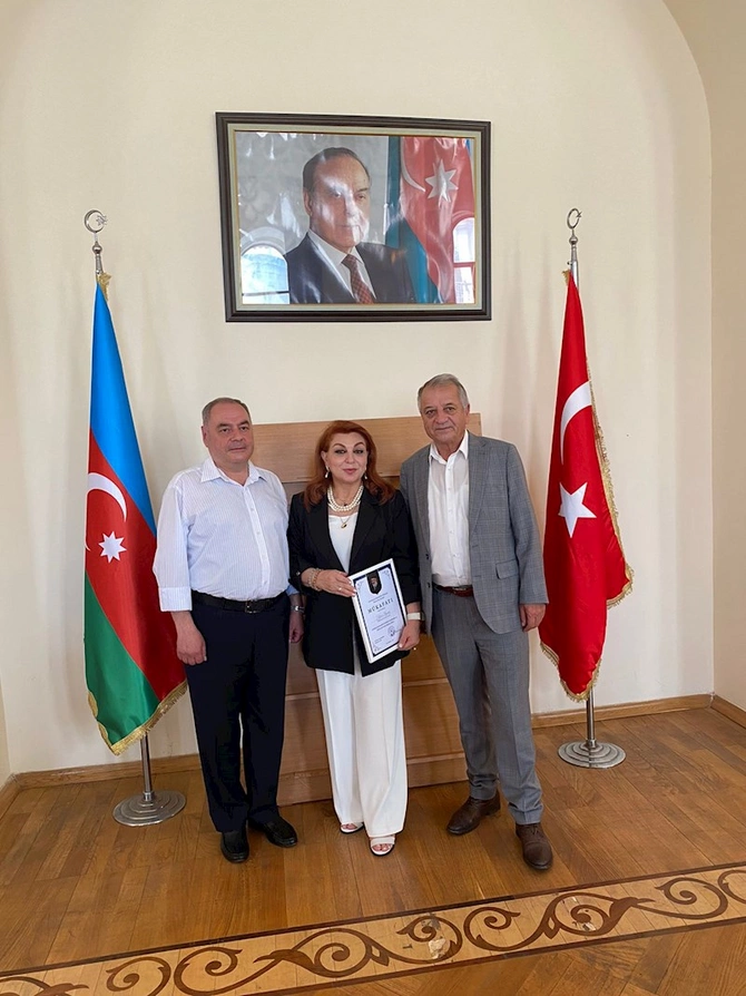 Həsən bəy Zərdabi mükafatı və AJB-nin üzvlük vəsiqəsi Elşad Paşasoya təqdim olundu — FOTOLAR