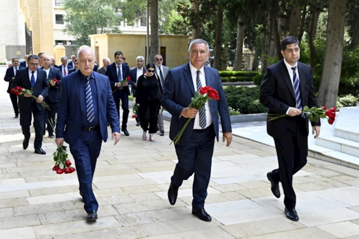 Mətbuat nümayəndələri Heydər Əliyevin məzarını ziyarət etdilər — FOTOLAR