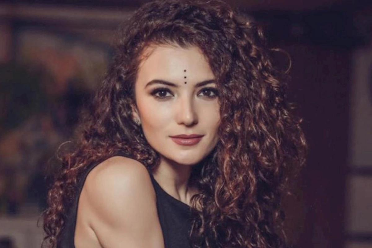 Azərbaycanlı müğənninin transparan geyimi müzakirə yaratdı — VİDEO