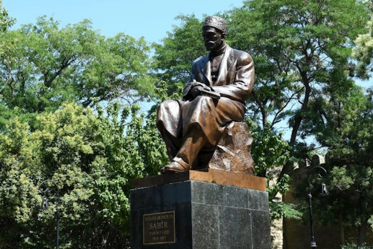 M.Ə.Sabirin heykəlinin estetik zahiri görünüşü bərpa olundu — FOTOLAR