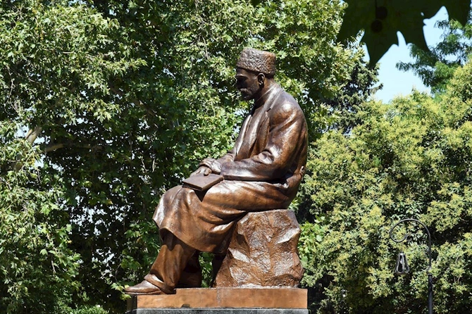 M.Ə.Sabirin heykəlinin estetik zahiri görünüşü bərpa olundu — FOTOLAR M.Ə.Sabirin heykəlinin estetik zahiri görünüşü bərpa olundu — FOTOLAR