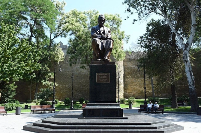 M.Ə.Sabirin heykəlinin estetik zahiri görünüşü bərpa olundu — FOTOLAR M.Ə.Sabirin heykəlinin estetik zahiri görünüşü bərpa olundu — FOTOLAR