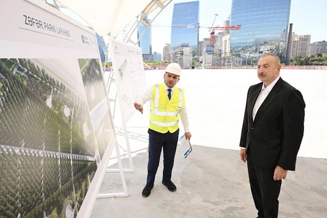 Prezident Zəfər parkında aparılan tikinti işləri ilə tanış oldu — FOTOLAR Prezident Zəfər parkında aparılan tikinti işləri ilə tanış oldu — FOTOLAR