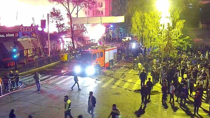 Ağ çiçəyimdən təmzinat tələb edən sahibkar butulka ilə döyüldü: Hacıdan niyə pul istəyirsən? — VİDEO(FOTOLAR)