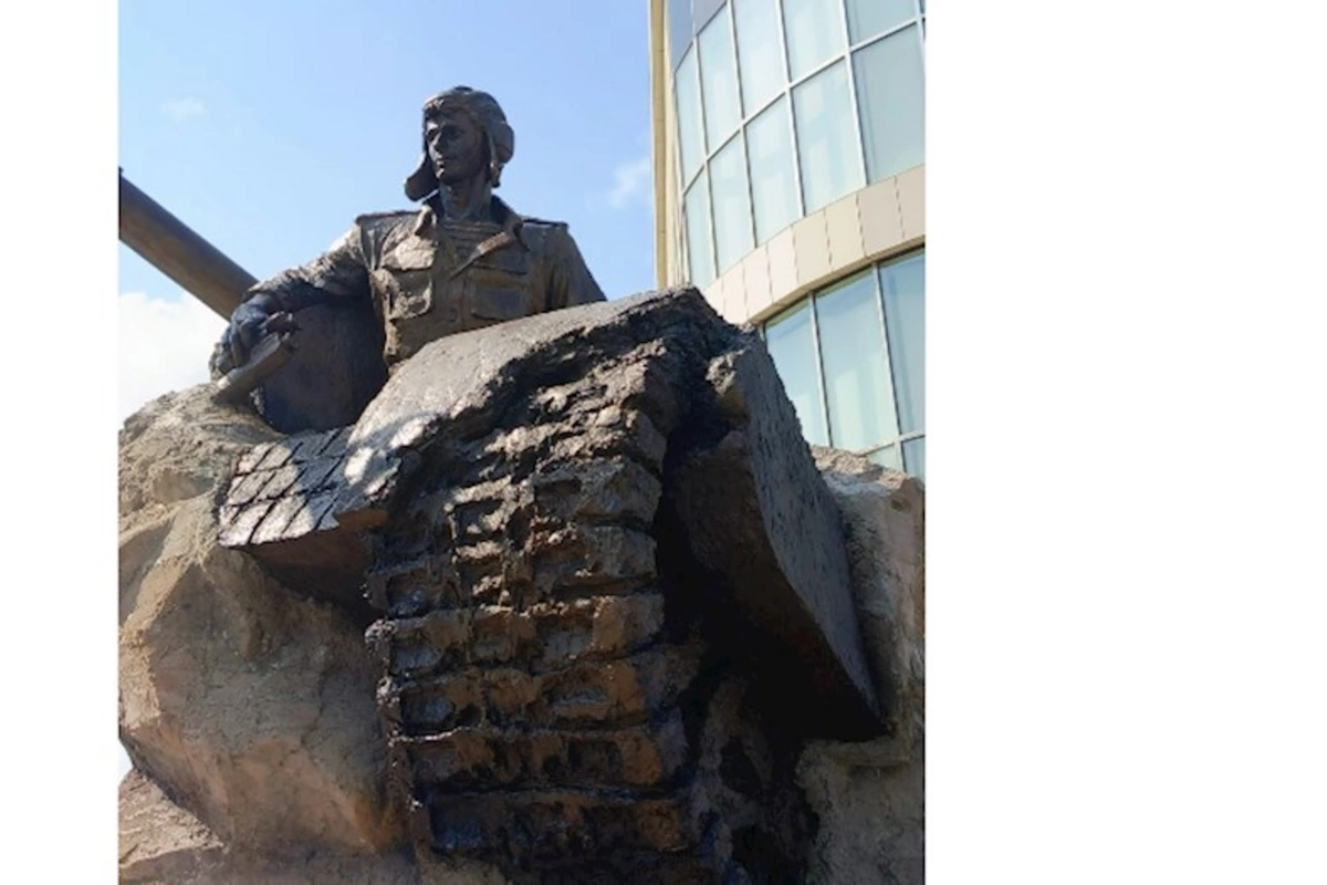 Albert Aqarunovun heykəli üzərində bərpa-təmizləmə işləri aparılıb — FOTOLAR
