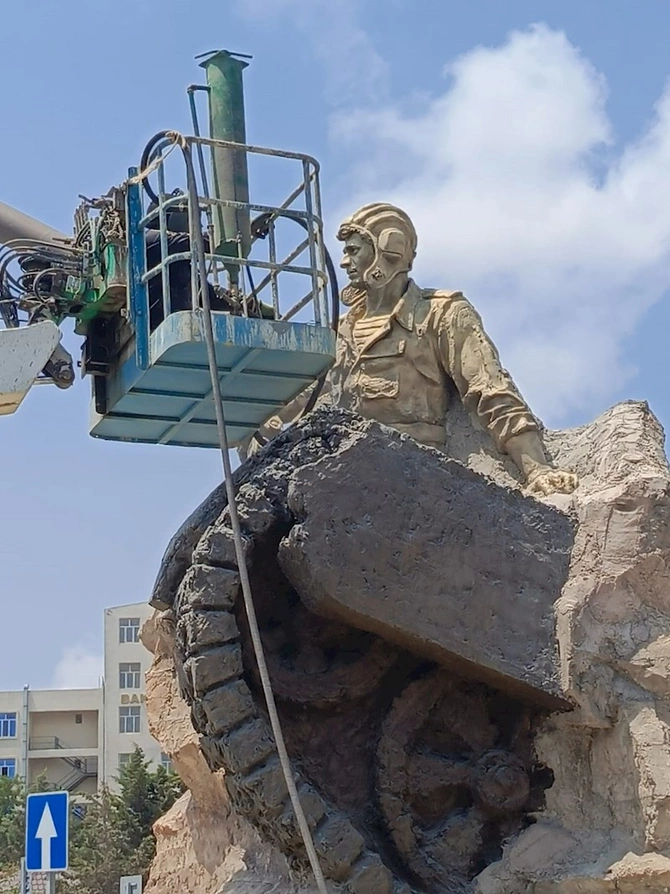 Albert Aqarunovun heykəli üzərində bərpa-təmizləmə işləri aparılıb — FOTOLAR Albert Aqarunovun heykəli üzərində bərpa-təmizləmə işləri aparılıb — FOTOLAR
