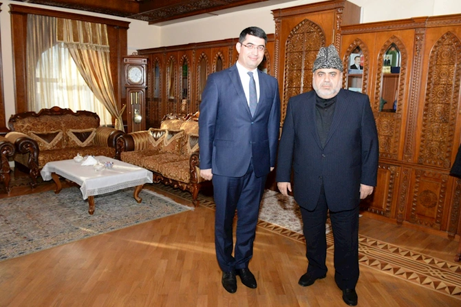 Qafqaz Müsəlmanları İdarəsinin sədri Şeyhülislam Allahşükür Paşazadə Böyük Britaniyada ədəbiyyat yarışmasının qalibini qəbul edib — FOTOLAR