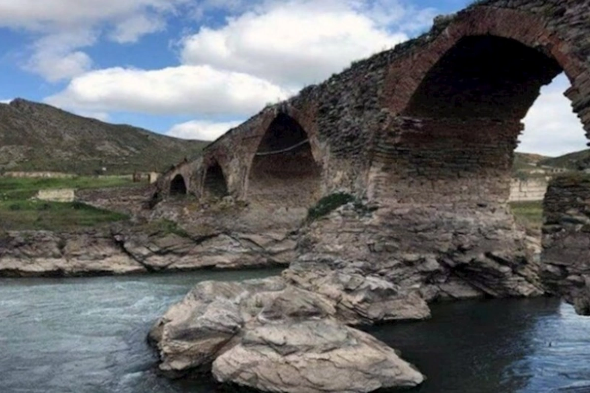 Bir qrup beynəlxalq səyyah Xudafərin körpüsündə olub