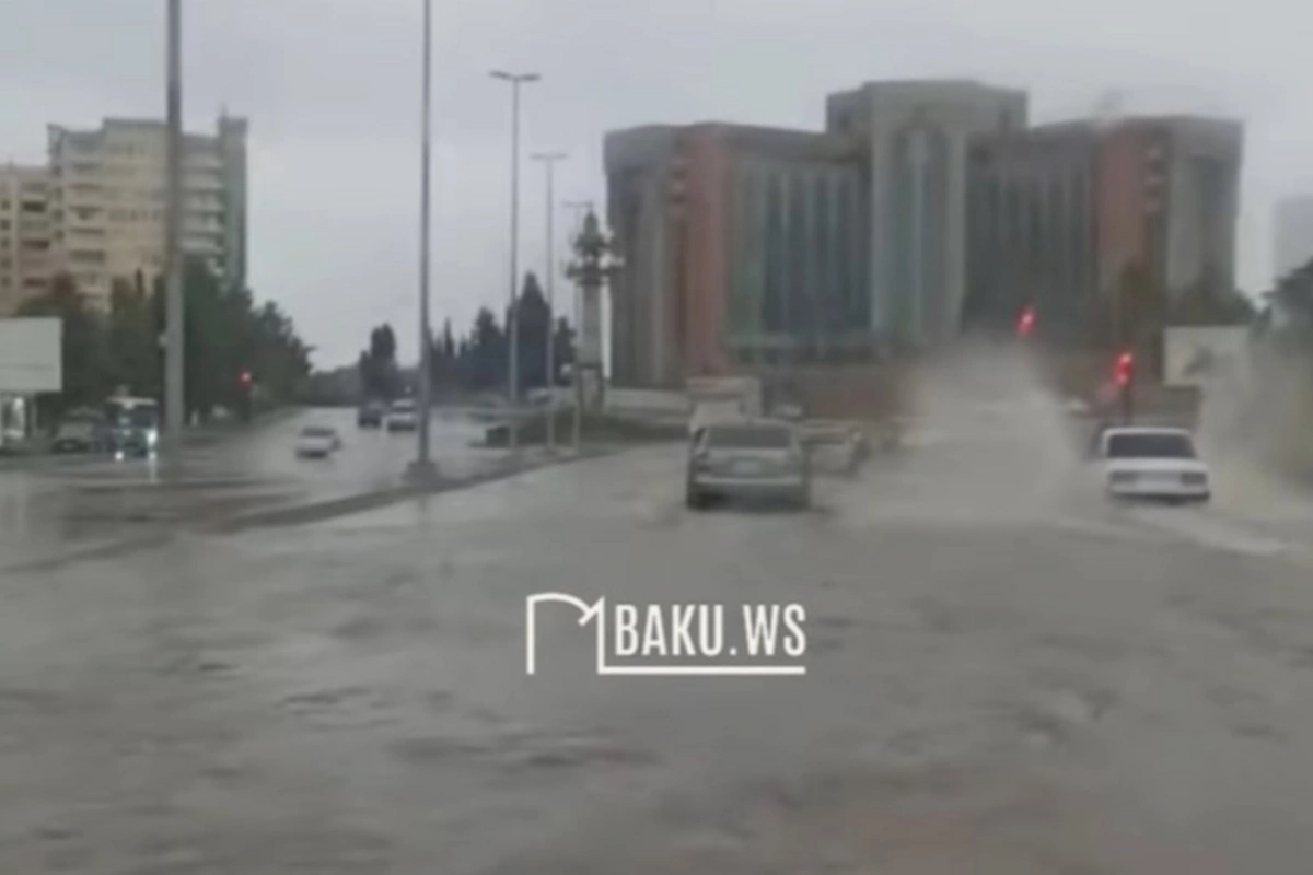 Gəncədə güclü yağışdan sonra küçələri su basdı — VİDEO