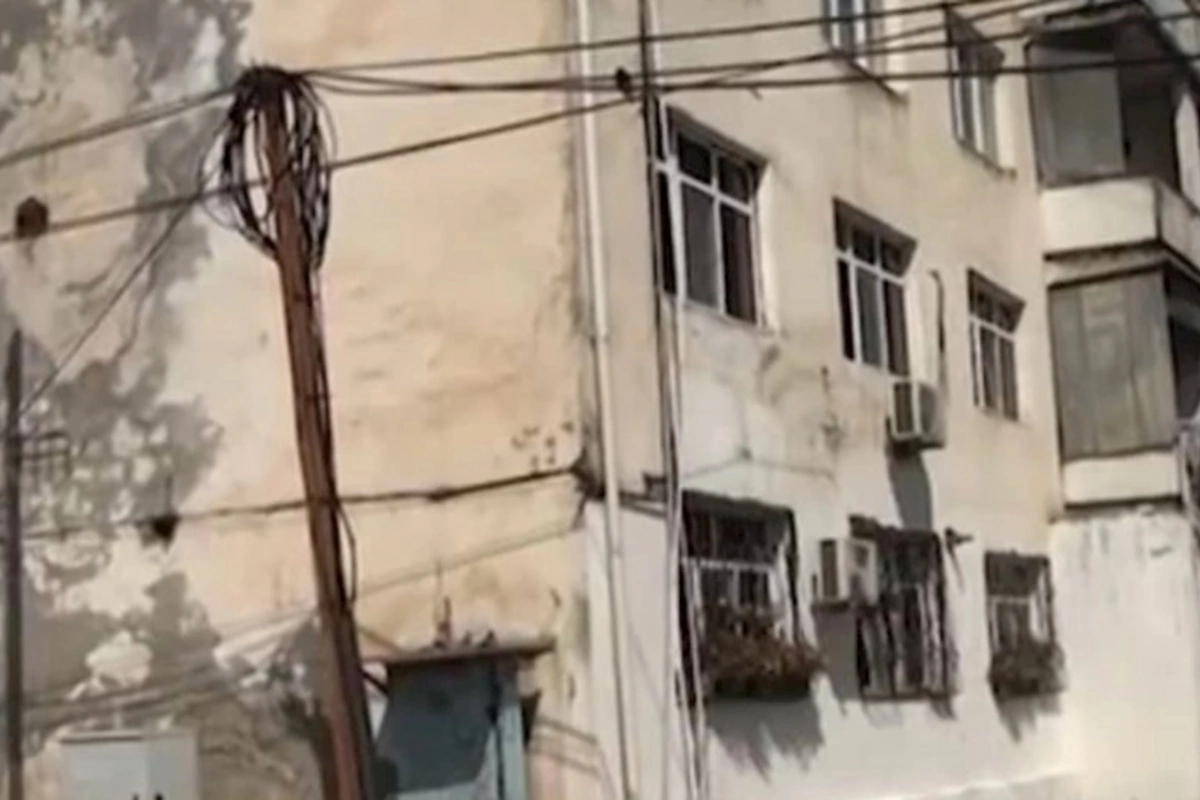 Masallı sakinləri qorxu içində yaşayırlar: Bina ortadan bölünüb — VİDEO