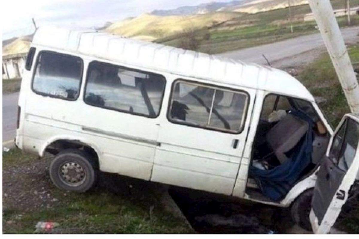Daşkəsəndə mikroavtobus aşıb, xəsarət alanlar var
