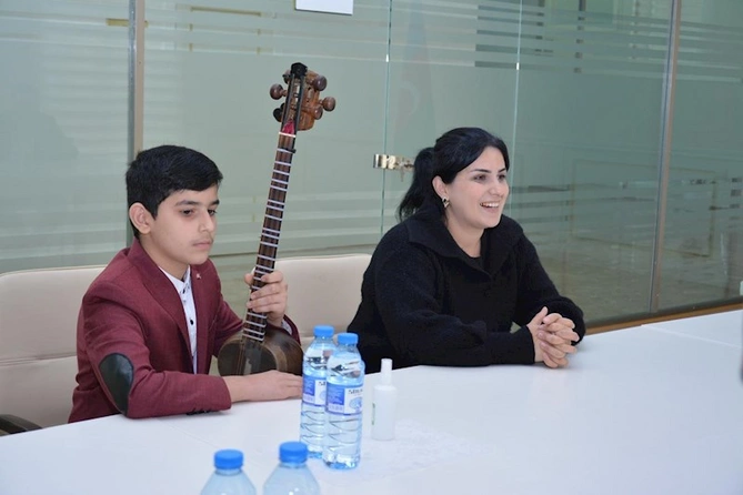 Mədəniyyət naziri Gədəbəydə vətəndaşların müraciətlərini dinləyib — FOTOLAR Mədəniyyət naziri Gədəbəydə vətəndaşların müraciətlərini dinləyib — FOTOLAR