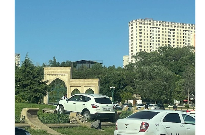 Bakıda qadın sürücü qəza törədərək, dairəyə girdi — FOTOLAR Bakıda qadın sürücü qəza törədərək, dairəyə girdi — FOTOLAR