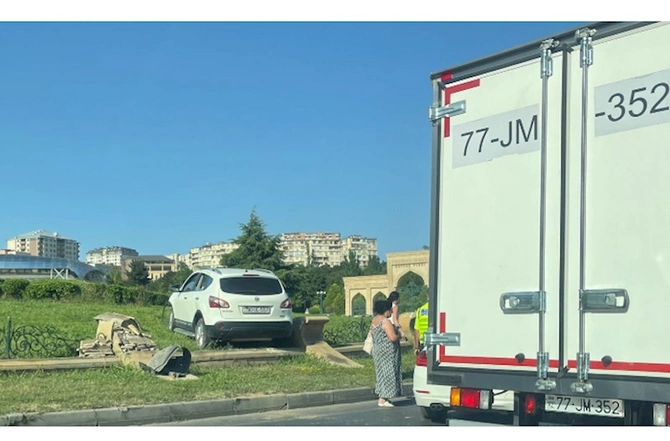 Bakıda qadın sürücü qəza törədərək, dairəyə girdi — FOTOLAR Bakıda qadın sürücü qəza törədərək, dairəyə girdi — FOTOLAR