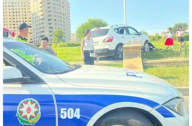 Bakıda qadın sürücü qəza törədərək, dairəyə girdi — FOTOLAR Bakıda qadın sürücü qəza törədərək, dairəyə girdi — FOTOLAR