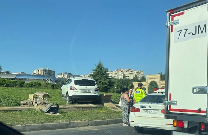 Bakıda qadın sürücü qəza törədərək, dairəyə girdi — FOTOLAR Bakıda qadın sürücü qəza törədərək, dairəyə girdi — FOTOLAR