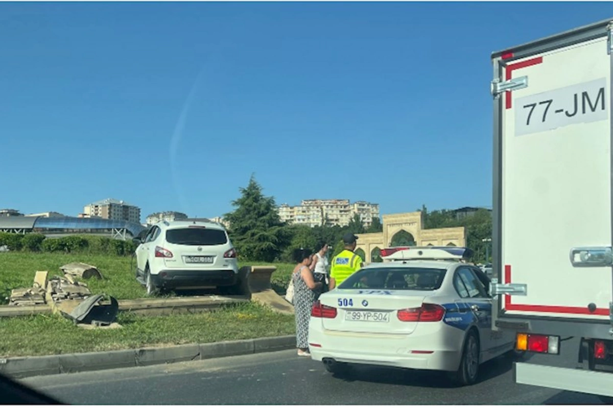 Bakıda qadın sürücü qəza törədərək, dairəyə girdi — FOTOLAR