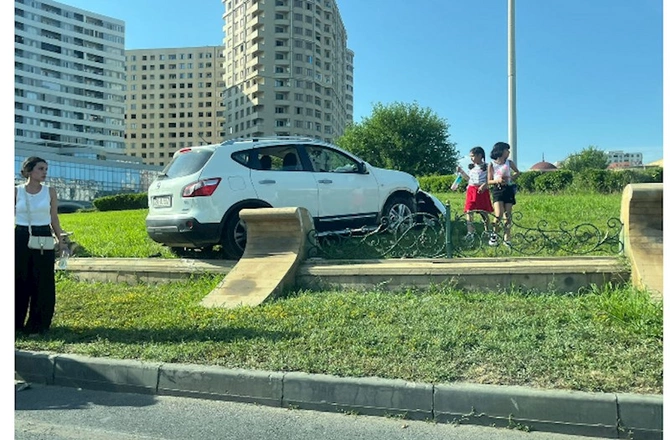Bakıda qadın sürücü qəza törədərək, dairəyə girdi — FOTOLAR Bakıda qadın sürücü qəza törədərək, dairəyə girdi — FOTOLAR