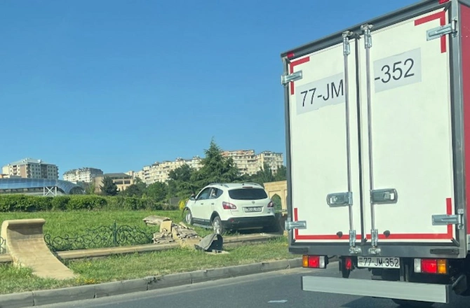Bakıda qadın sürücü qəza törədərək, dairəyə girdi — FOTOLAR Bakıda qadın sürücü qəza törədərək, dairəyə girdi — FOTOLAR