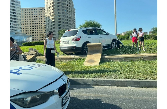 Bakıda qadın sürücü qəza törədərək, dairəyə girdi — FOTOLAR Bakıda qadın sürücü qəza törədərək, dairəyə girdi — FOTOLAR
