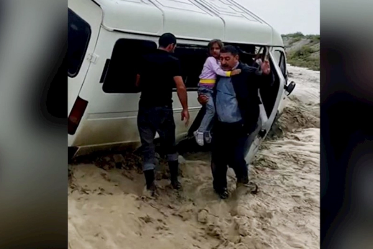 Sel mikroavtobusu apardı, azyaşlı son anda xilas edildi — VİDEO