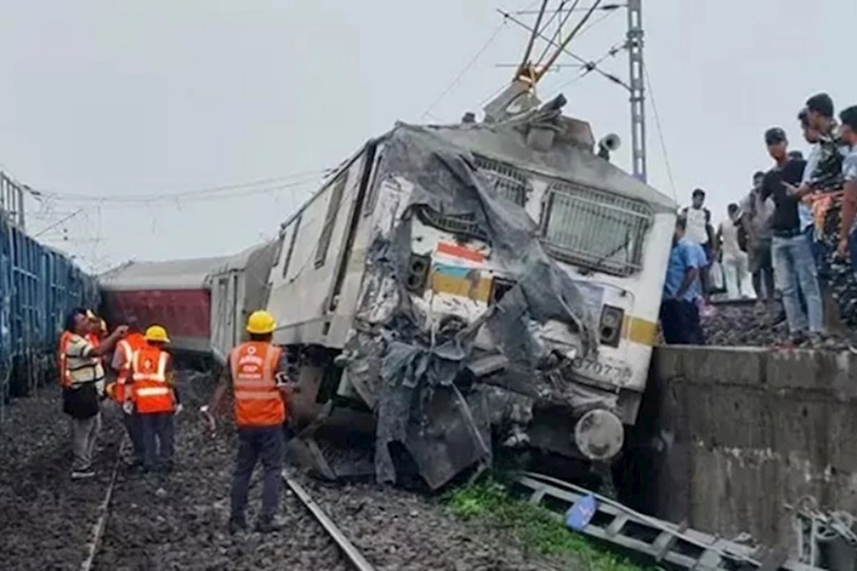 18 vaqonu relsdən çıxan sərnişin qatarında 2 nəfər öldü