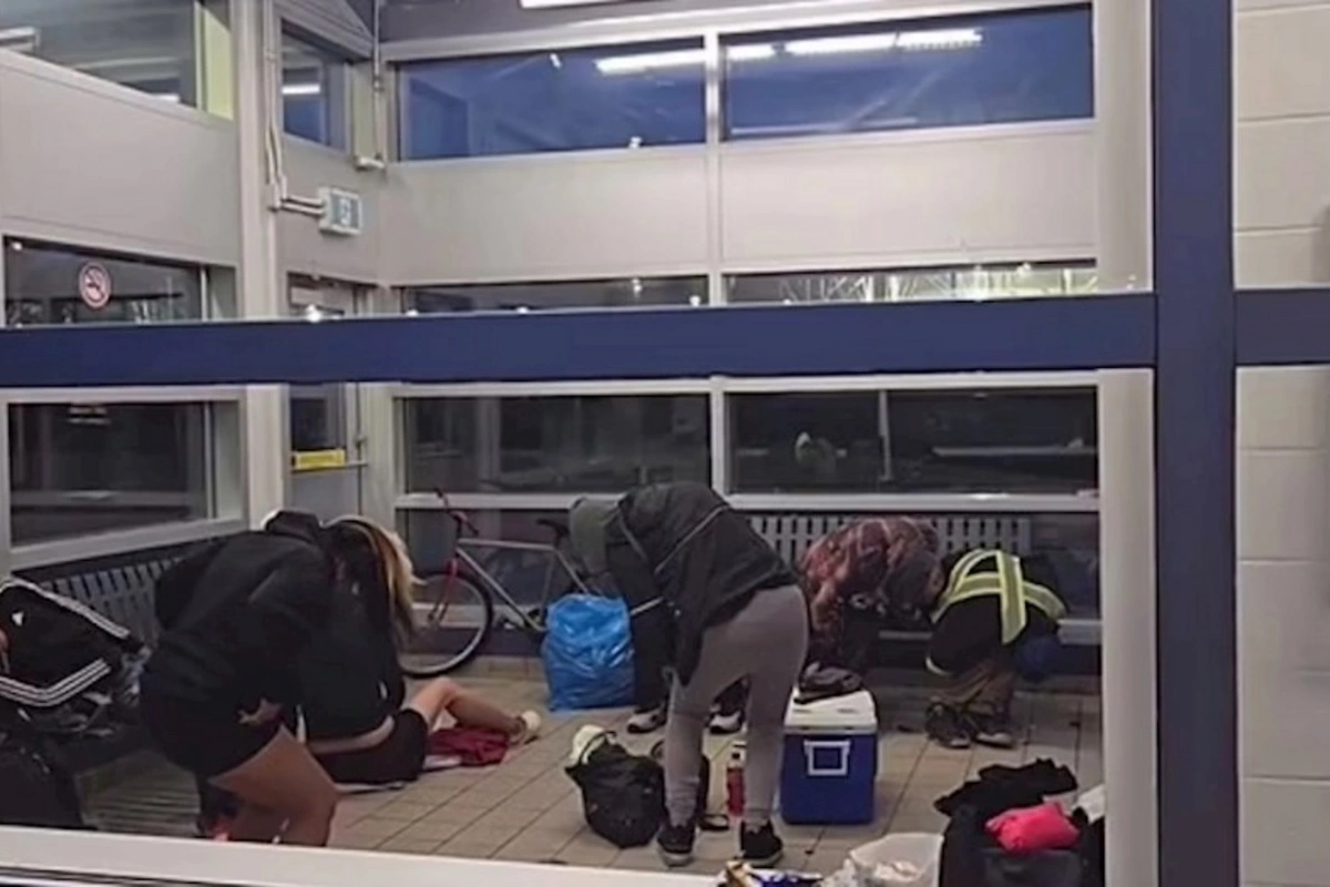 Avtobus dayanacağında zombilər görüntüləndi — FOTOLAR