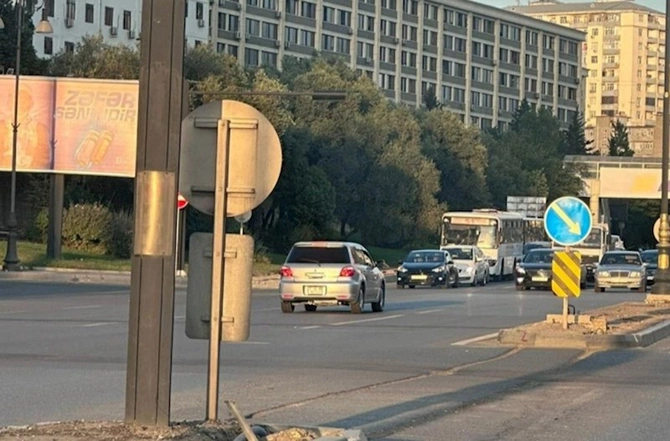 Yolu səhv saldı, avtomobili maşınların üzərinə sürdü — FOTOLAR Yolu səhv saldı, avtomobili maşınların üzərinə sürdü — FOTOLAR