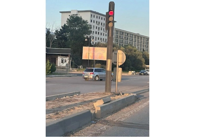 Yolu səhv saldı, avtomobili maşınların üzərinə sürdü — FOTOLAR Yolu səhv saldı, avtomobili maşınların üzərinə sürdü — FOTOLAR