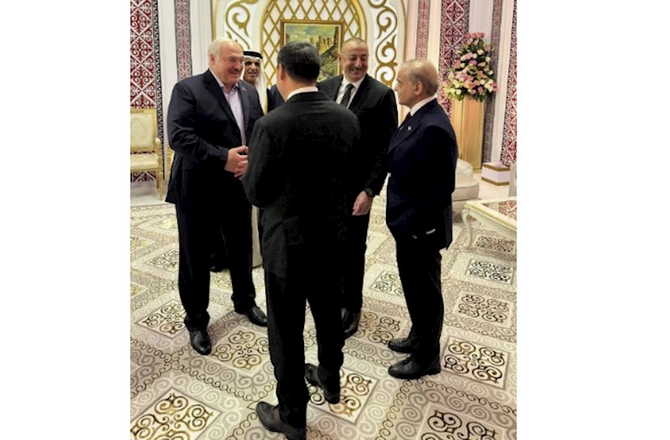 Liderlərin şam yeməyindən maraqlı FOTOLAR