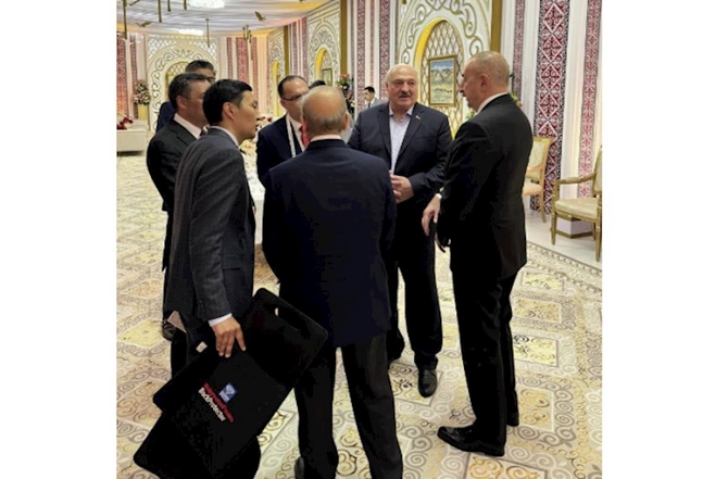 Liderlərin şam yeməyindən maraqlı FOTOLAR