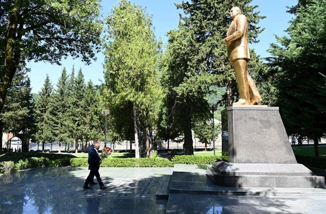 “Azərişıq” sədri Vüqar Əhmədov Oğuzda vətəndaşları qəbul etdi — FOTO “Azərişıq” sədri Vüqar Əhmədov Oğuzda vətəndaşları qəbul etdi — FOTO